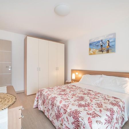 Residenza Monica Appartement Lignano Sabbiadoro Buitenkant foto