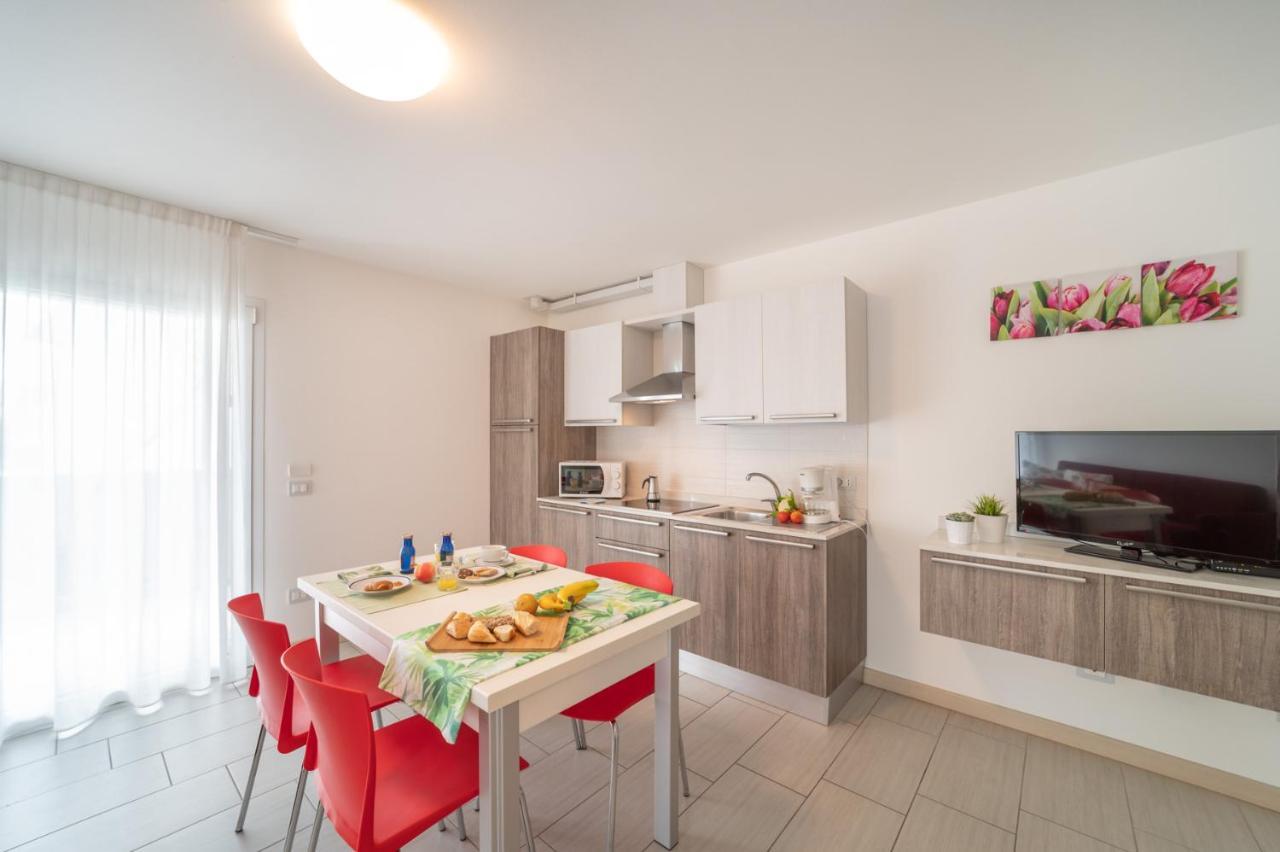 Residenza Monica Appartement Lignano Sabbiadoro Buitenkant foto