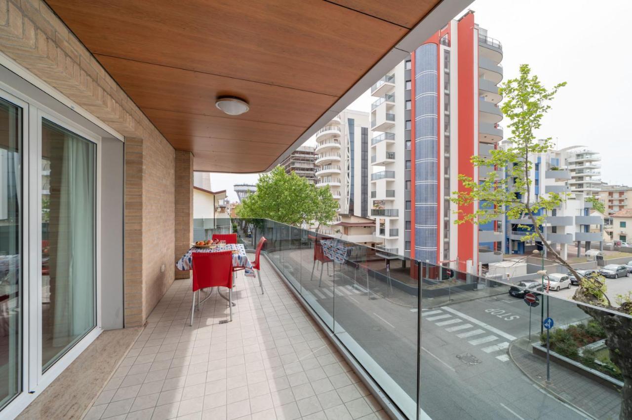 Residenza Monica Appartement Lignano Sabbiadoro Buitenkant foto