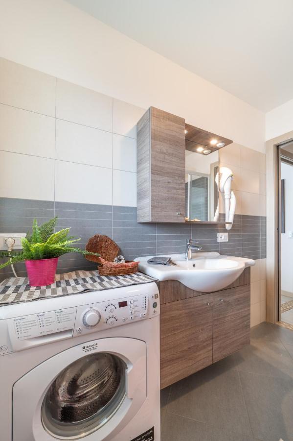 Residenza Monica Appartement Lignano Sabbiadoro Buitenkant foto