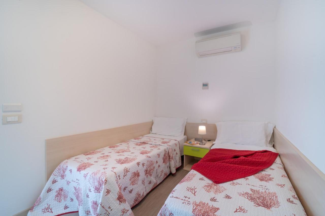 Residenza Monica Appartement Lignano Sabbiadoro Buitenkant foto