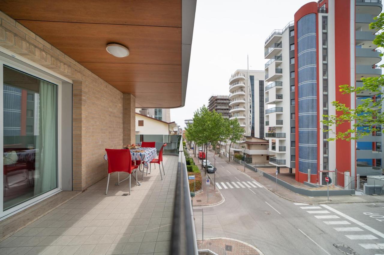 Residenza Monica Appartement Lignano Sabbiadoro Buitenkant foto