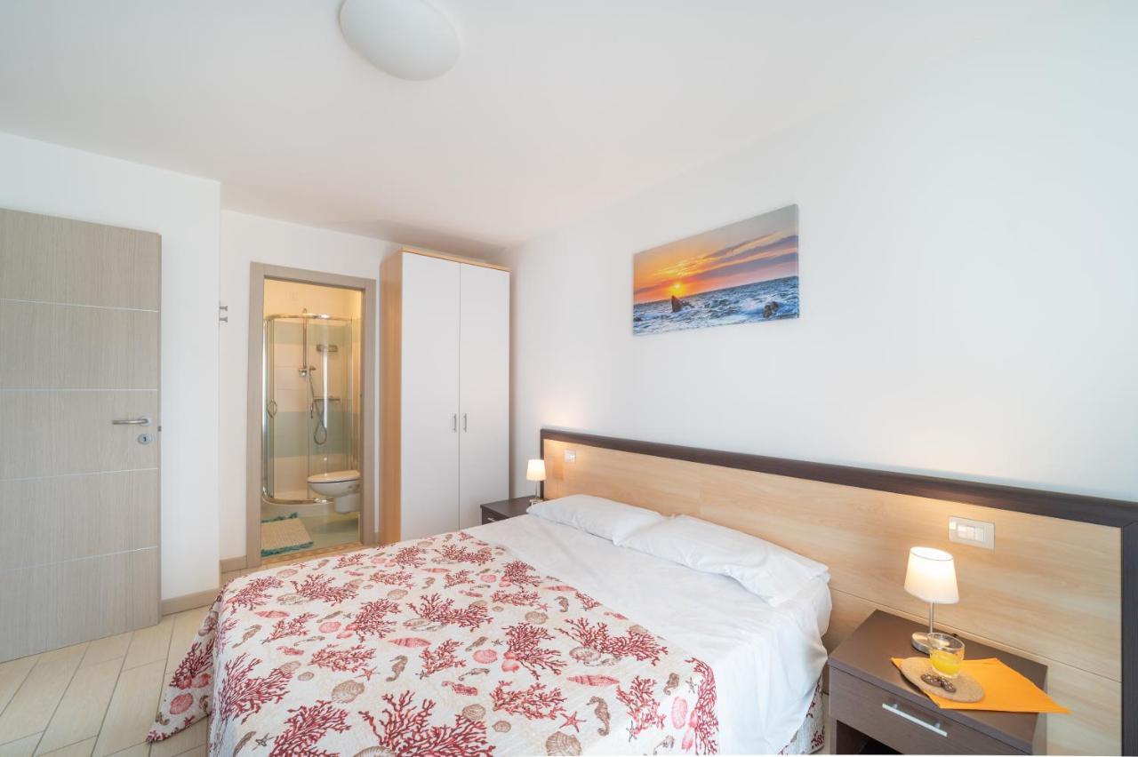 Residenza Monica Appartement Lignano Sabbiadoro Buitenkant foto