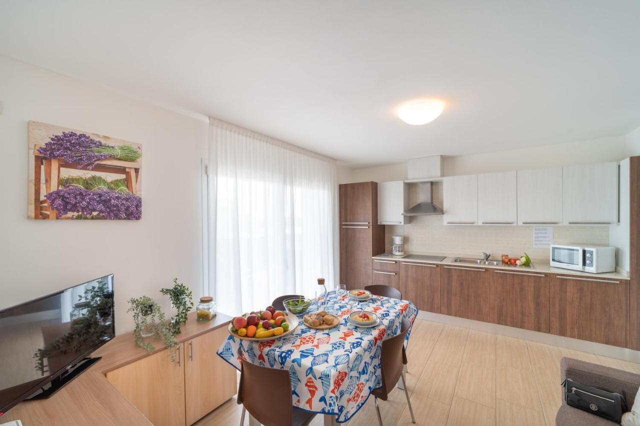 Residenza Monica Appartement Lignano Sabbiadoro Buitenkant foto