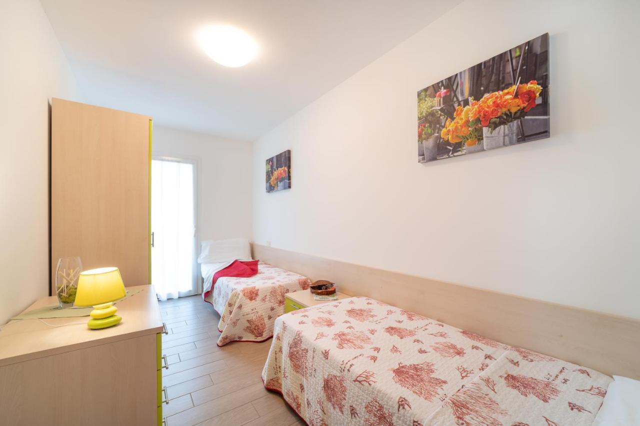 Residenza Monica Appartement Lignano Sabbiadoro Buitenkant foto