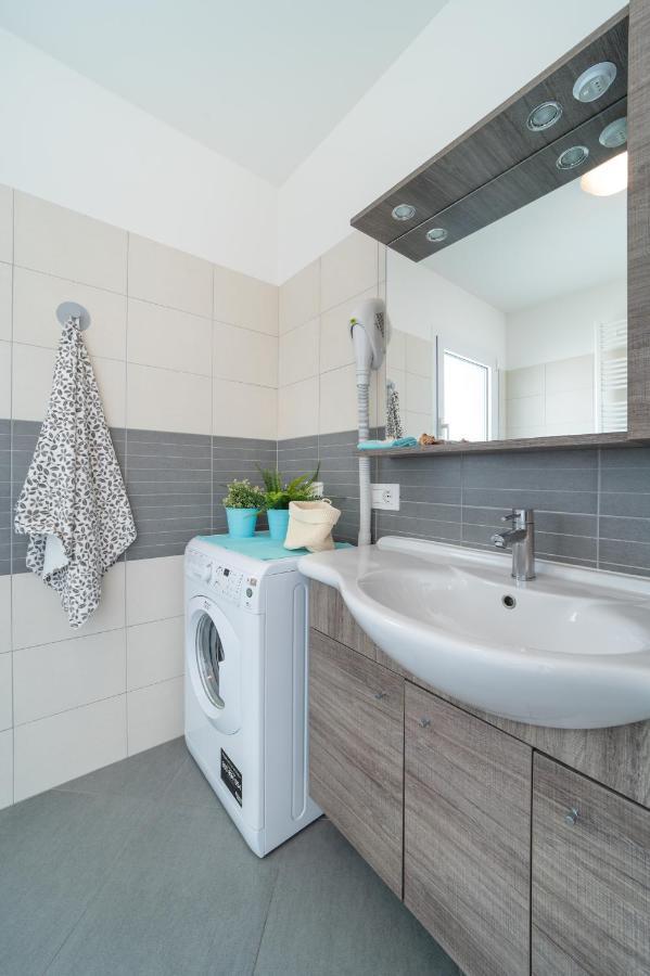 Residenza Monica Appartement Lignano Sabbiadoro Buitenkant foto
