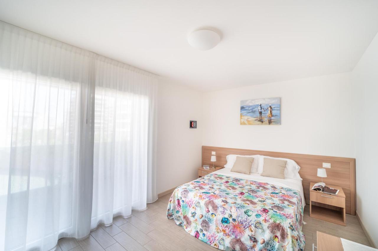 Residenza Monica Appartement Lignano Sabbiadoro Buitenkant foto