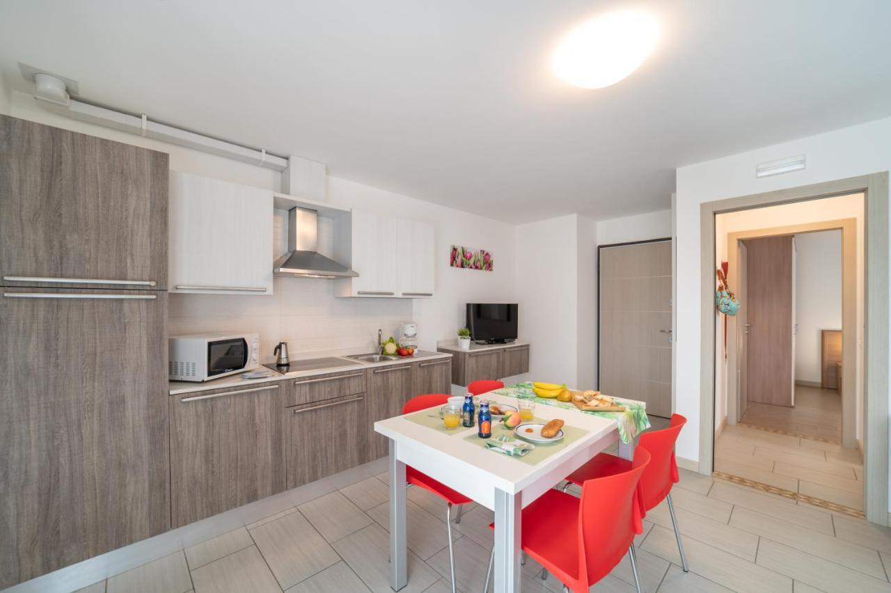 Residenza Monica Appartement Lignano Sabbiadoro Buitenkant foto