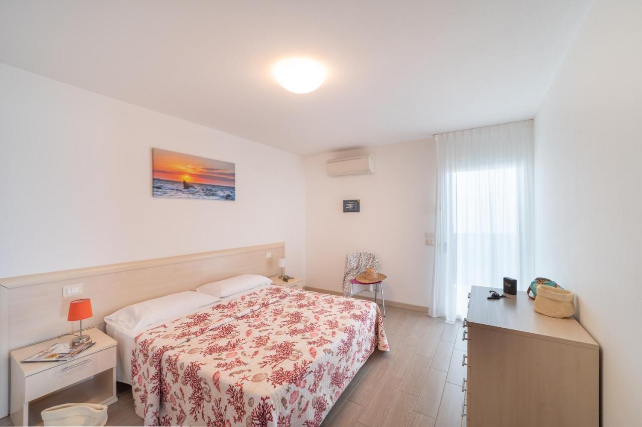 Residenza Monica Appartement Lignano Sabbiadoro Buitenkant foto