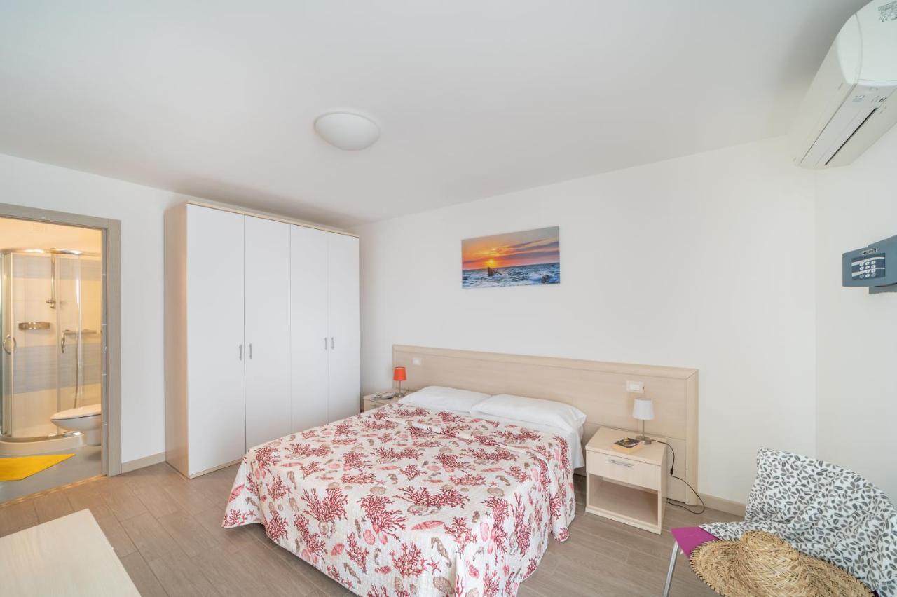 Residenza Monica Appartement Lignano Sabbiadoro Buitenkant foto