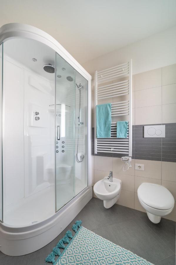 Residenza Monica Appartement Lignano Sabbiadoro Buitenkant foto